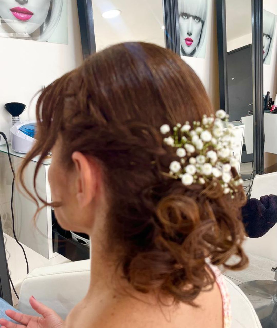 Chignon fleurs gypsophile mariage - coiffeur Saint-Louis