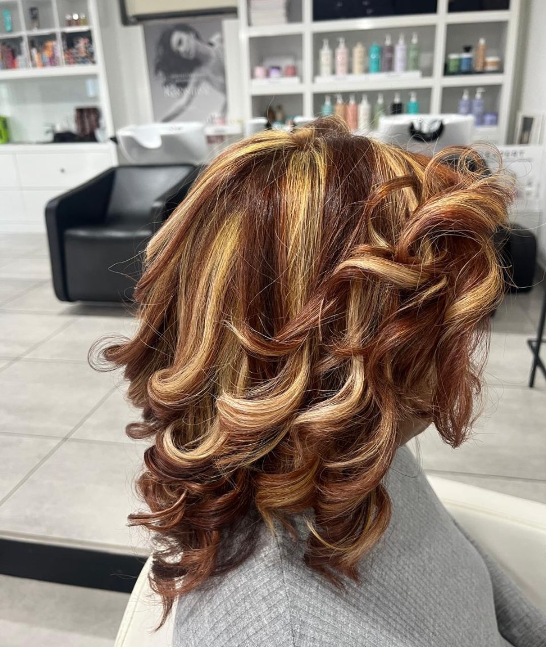 Mèches cuivrées brushing bouclé - salon coiffure Réunion