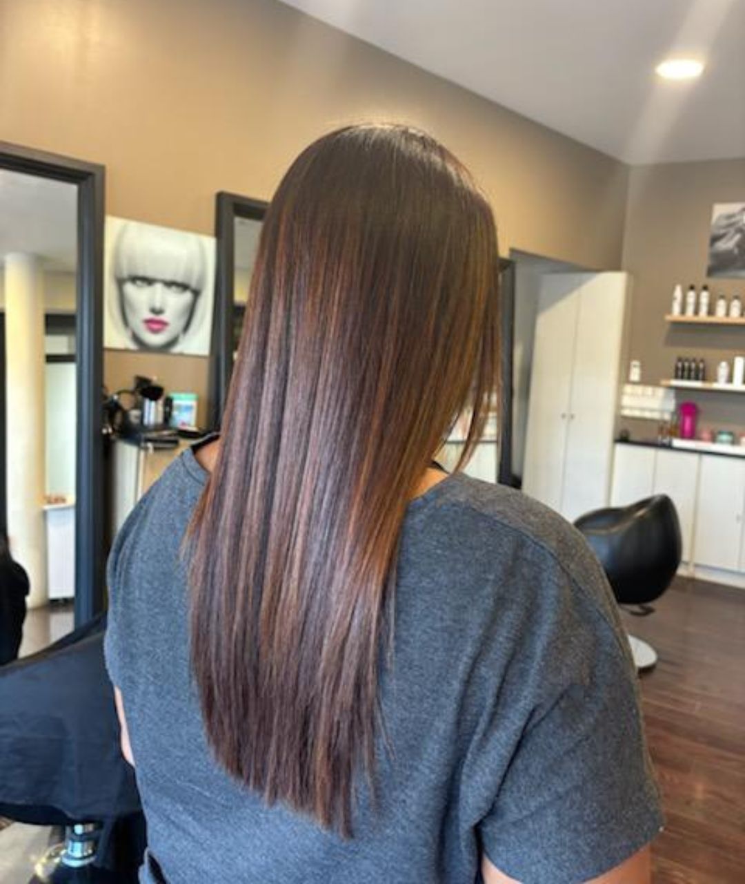 Lissage brésilien cheveux longs bruns - salon coiffure Réunion