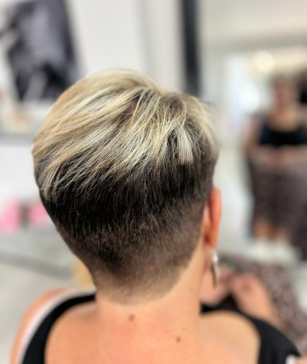 Coupe courte blond cendré dégradé - salon de coiffure Saint-Louis