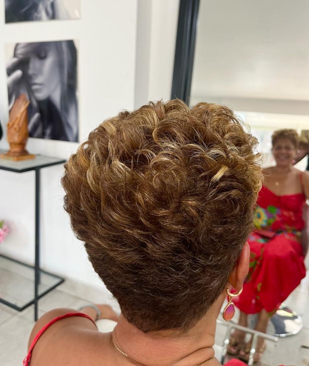 Coupe courte bouclée dorée - coiffeur femme Réunion
