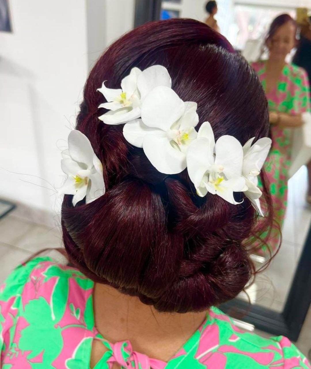 Chignon bordeaux orchidées blanches - coiffure mariage Réunion
