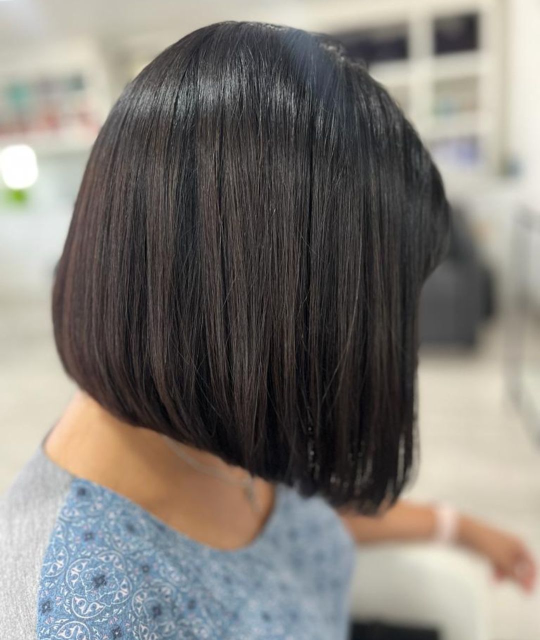 Carré lissé brun brillant - salon coiffure Saint-Louis