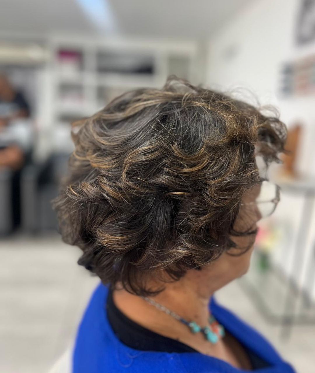 Brushing bouclé mèches dorées - salon coiffure Réunion